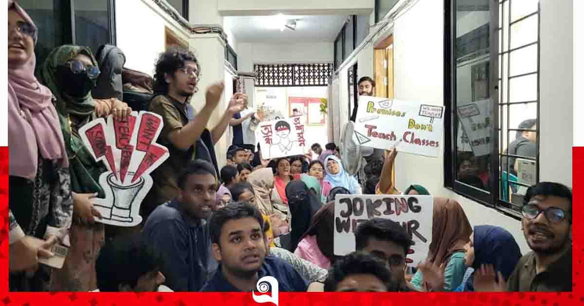 ৮ ঘণ্টার বেশি সময় ভিসি অবরুদ্ধ, ইউজিসিতে যাওয়ার আশ্বাসে অবসান