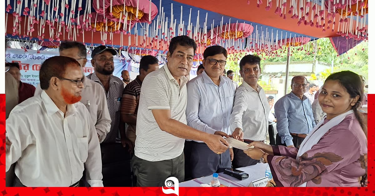বরগুনায় জেলা পরিষদের শিক্ষাবৃত্তি প্রদান