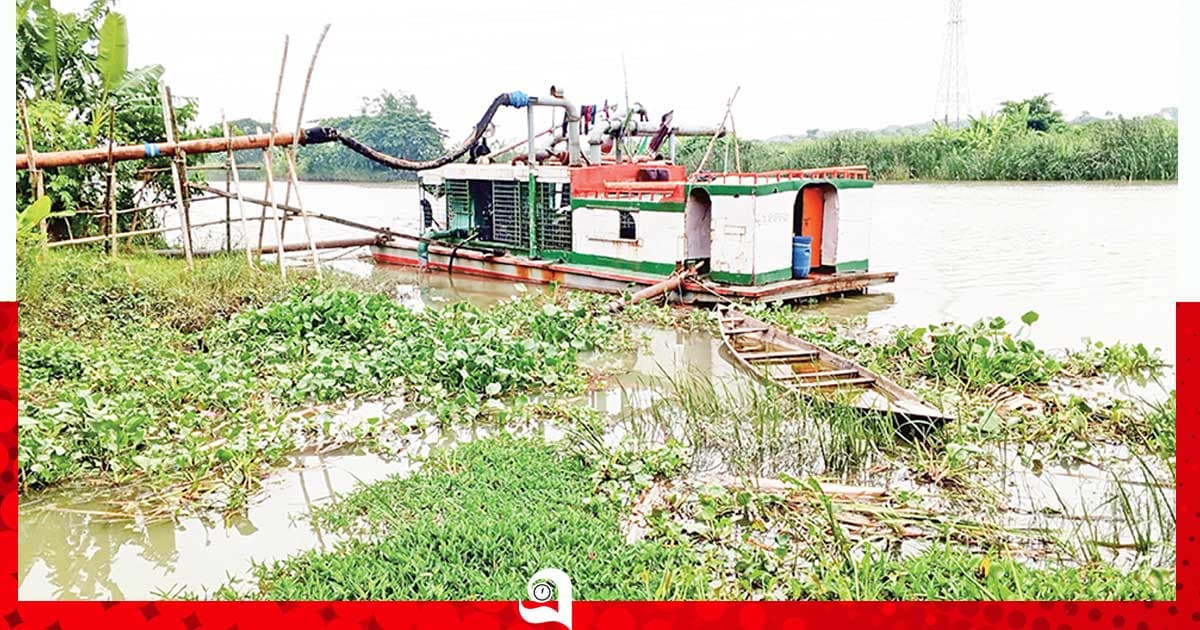 ড্রেজারের ‘পেটে’ জলাশয়ের জল