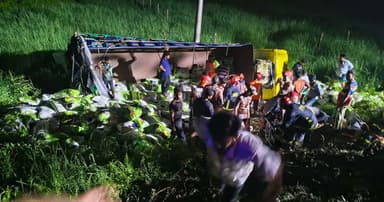 দাউদকান্দিতে ট্রাক উল্টে নিহত ৭