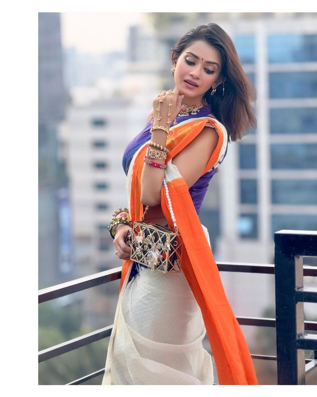 খোলা চুল আর ম্যাচিং মেটালিক ব্যাগে দারুণ স্টাইলিং করেছেন তিশা।