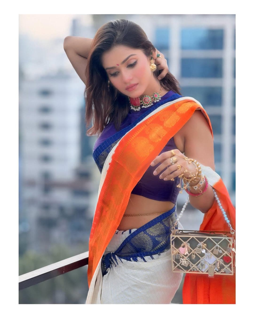 কোমরের সরু বিছা আলাদা করে নজর কেড়েছে।