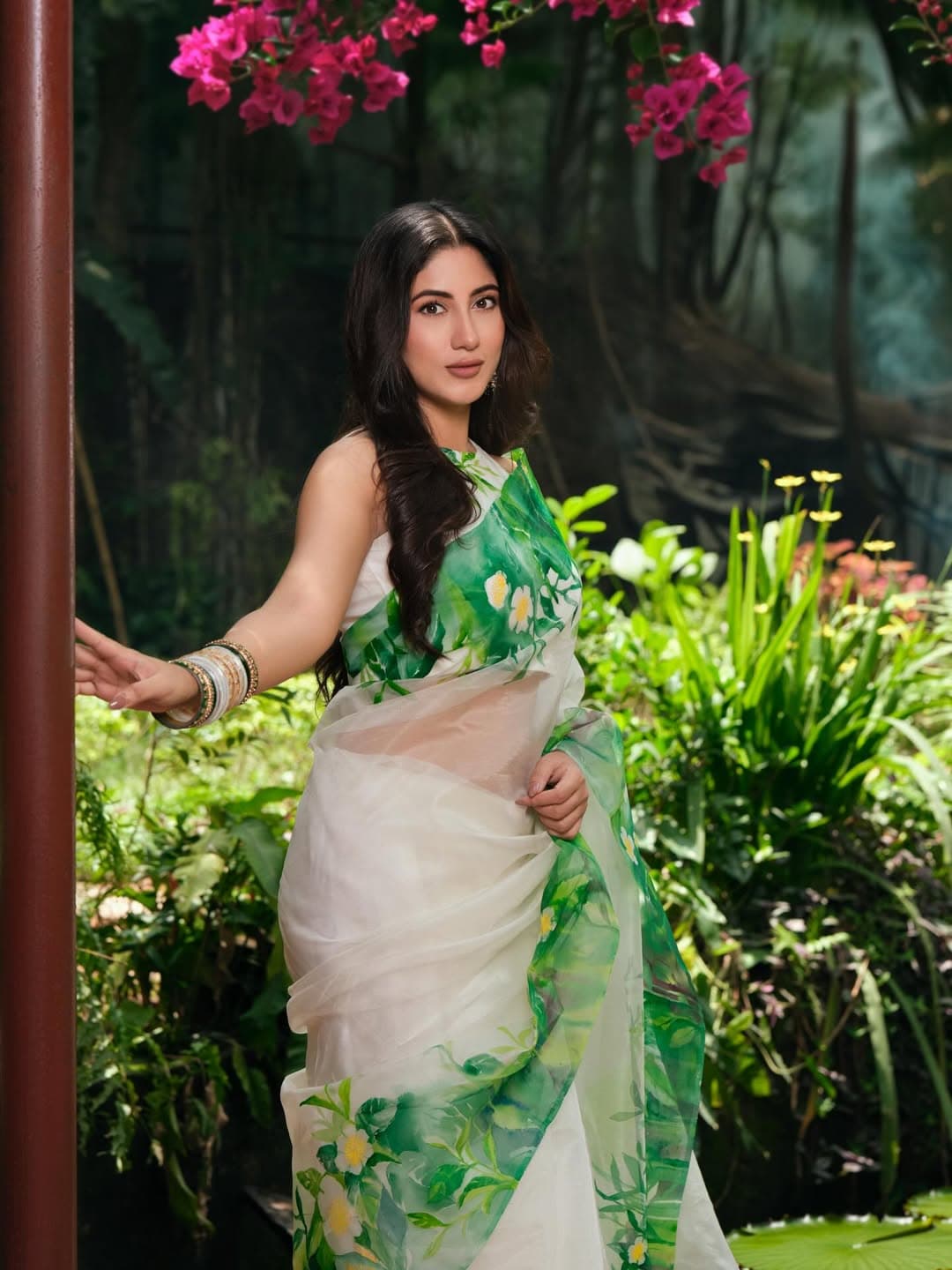সাফা কবিরের পরনে সাদা অরগাঞ্জা শাড়ি, যা তাকে দিয়েছে রিফ্রেশিং লুক।