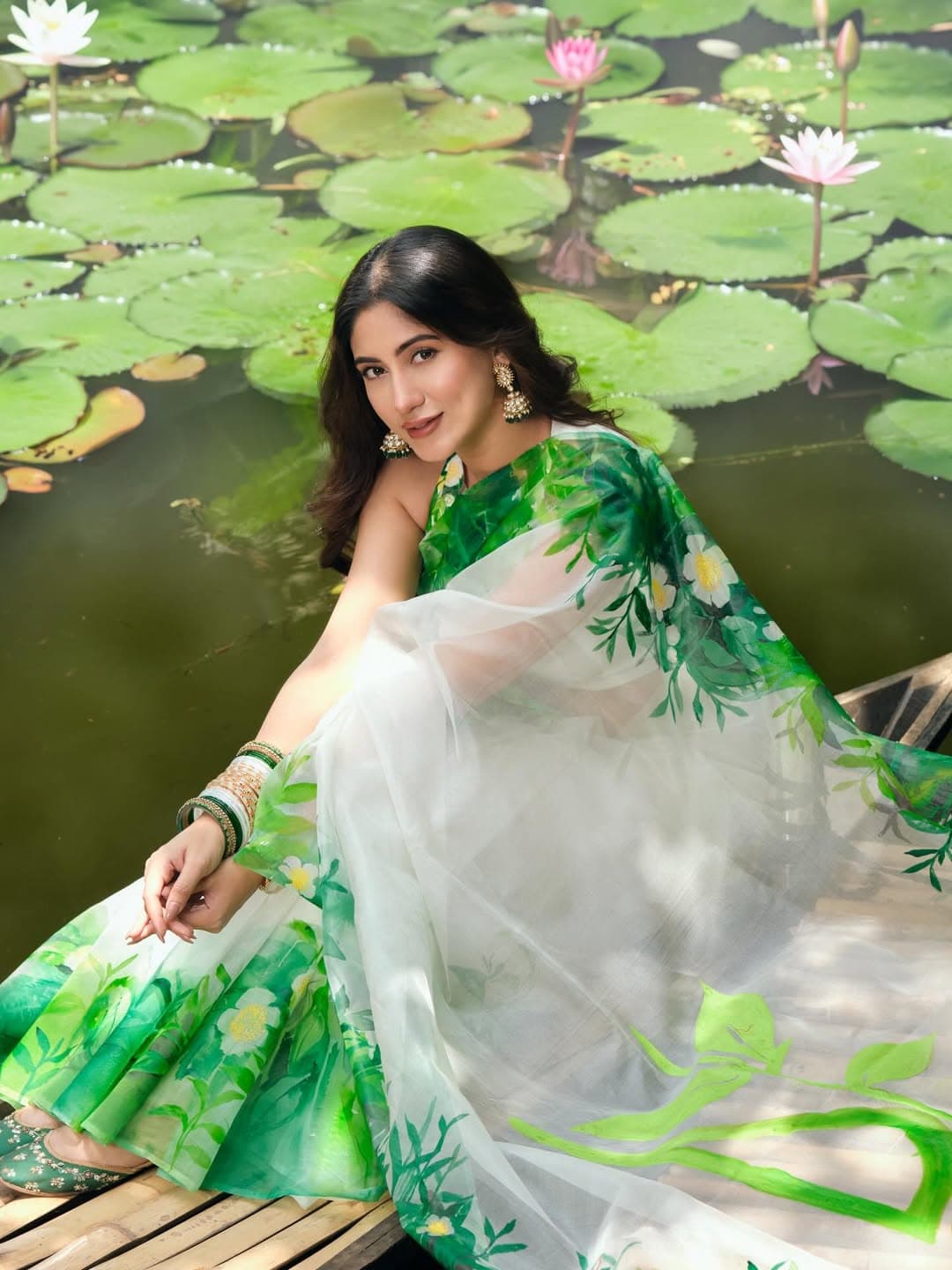 সাদা জমিনে সবুজের ছোঁয়া এবং হলুদ-সাদা ফুলের নকশাগুলো দারুণভাবে ফুটে উঠেছে।