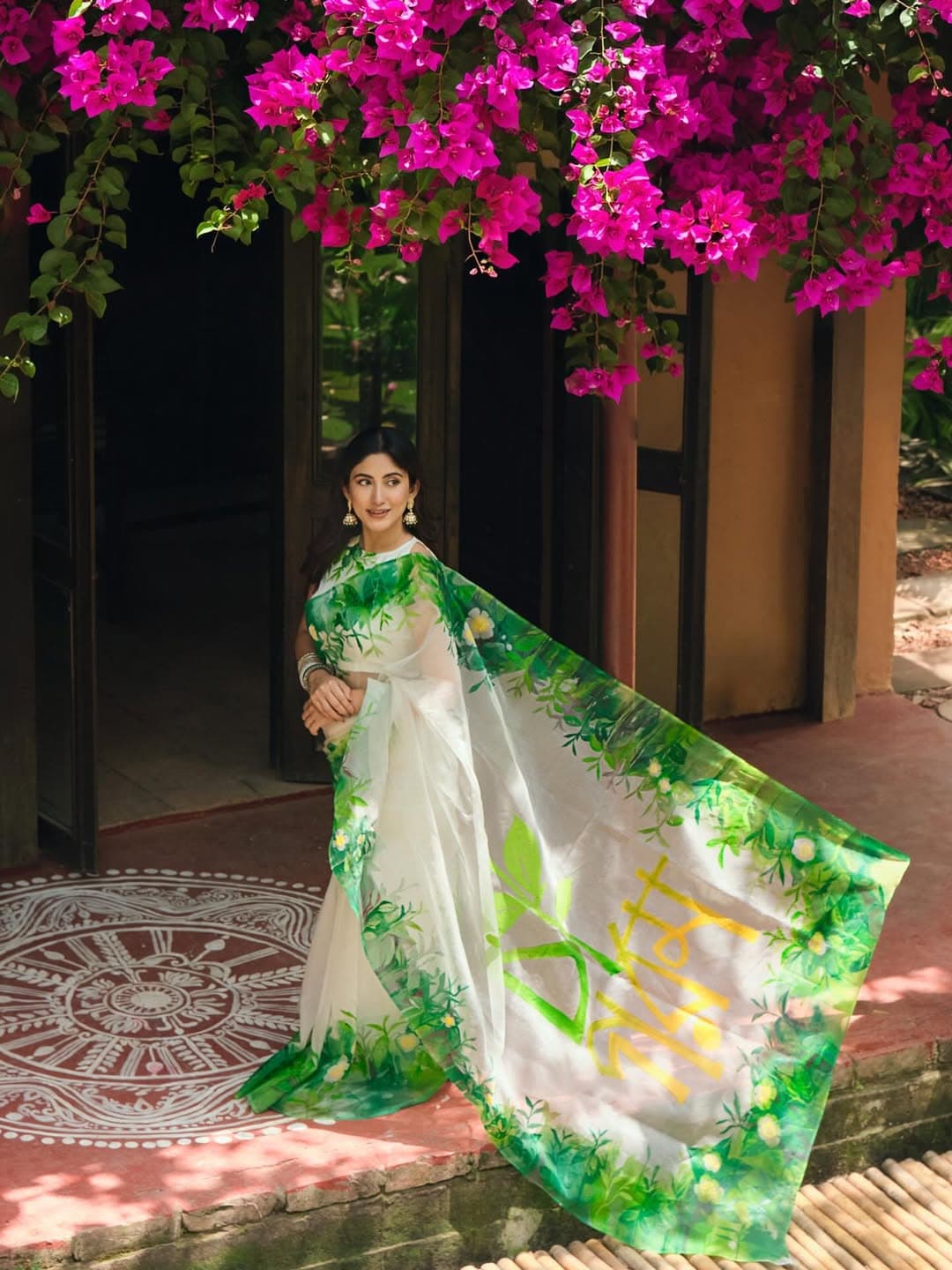 সবুজ আর সাদার মিশেলে তৈরি শাড়িটির আঁচলে বড় করে লেখা -'চা গরম' ।