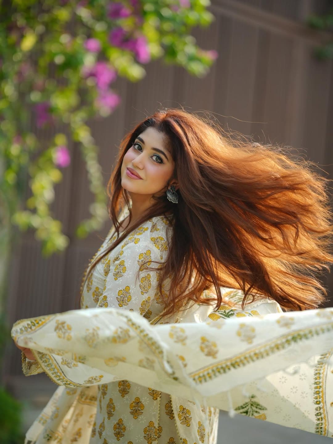 ওড়নাতে সাদা জমিনের ওপর হলুদ গাঁদা ফুলের ছাপ, সঙ্গে সবুজ পাতার কনট্রাস্ট যা এনে দিয়েছে নান্দনিকতা।