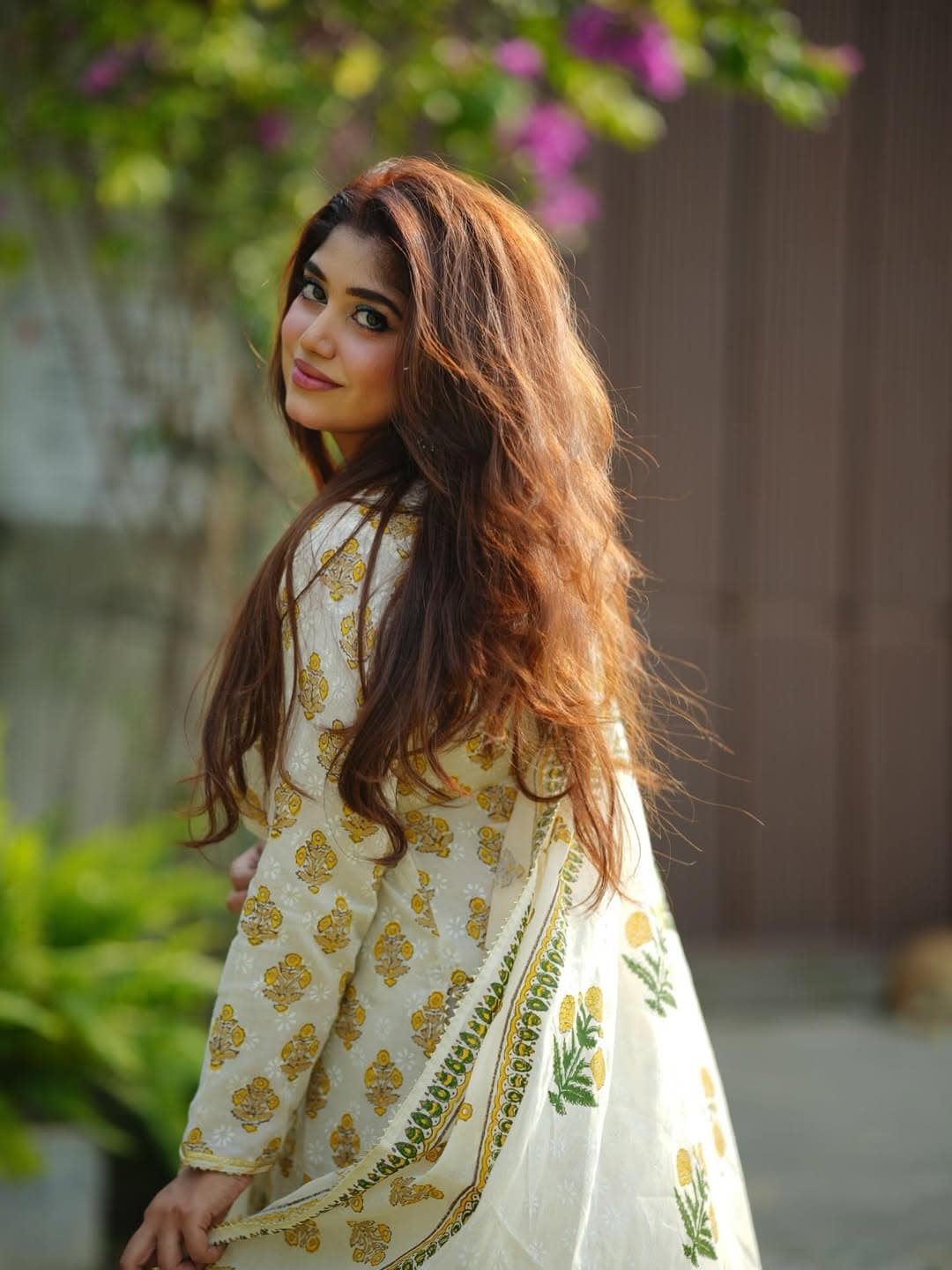 কালার করা খোলা চুলে নরম ওয়েভ স্টাইল।