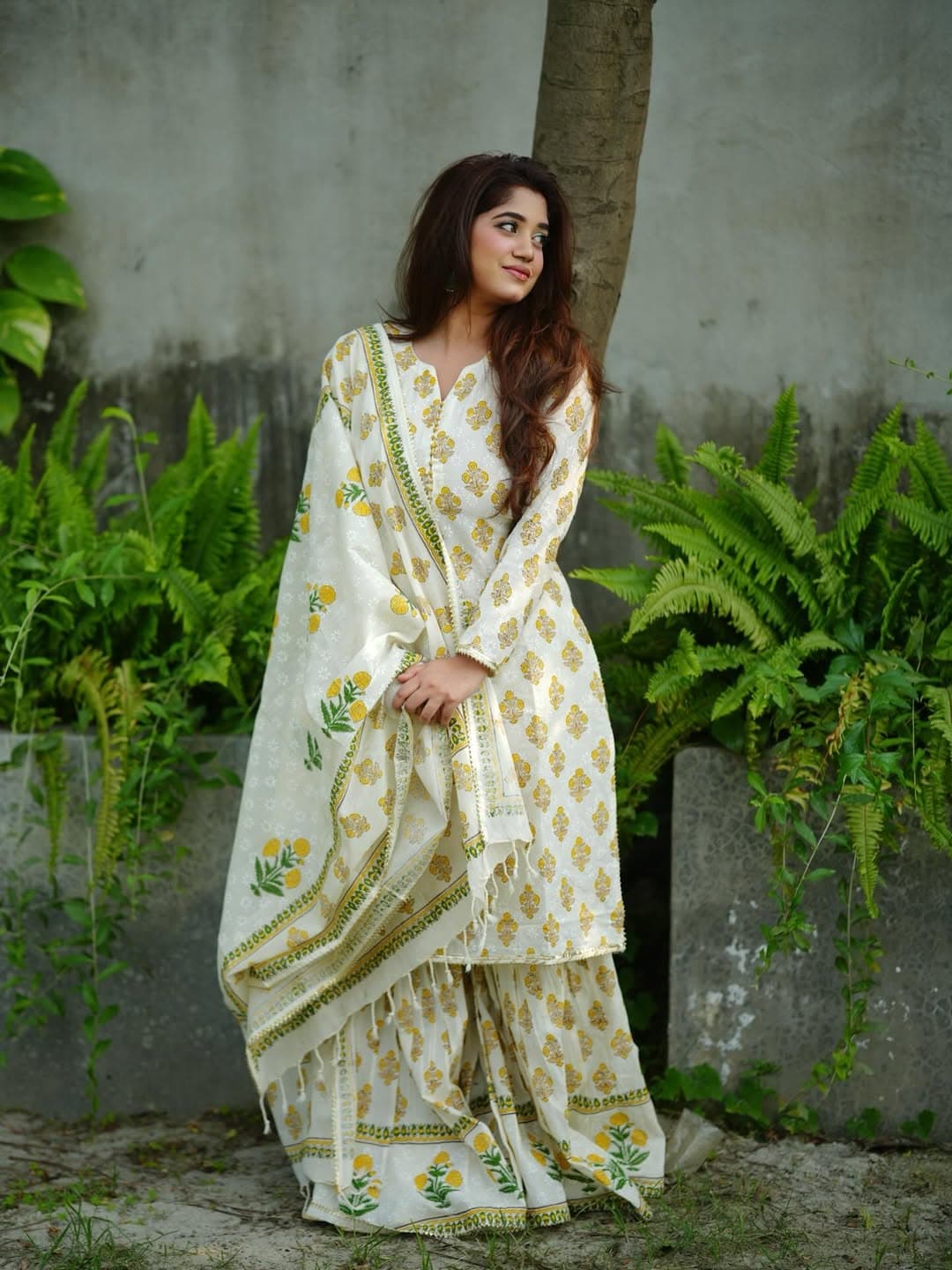 সাদা কুর্তা সেটে হলুদ ফুলেল সূক্ষ্ম কারুকাজ গ্রীষ্মের আবহকে উজ্জ্বল করে তুলেছে।