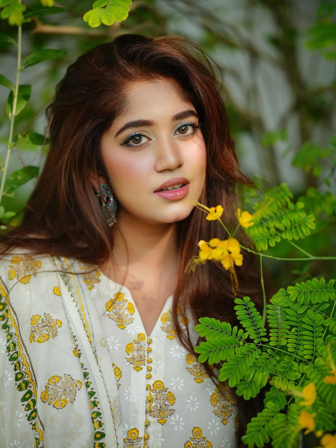 কানে ঝুলছে অক্সিডাইজড স্টেটমেন্ট ইয়ার রিং, মেকআপেও রয়েছে মিনিমাল ছোঁয়া।
