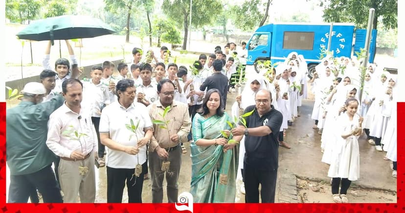 উখিয়ায় শিক্ষার্থীদের মাঝে গাছের চারা বিতরণ