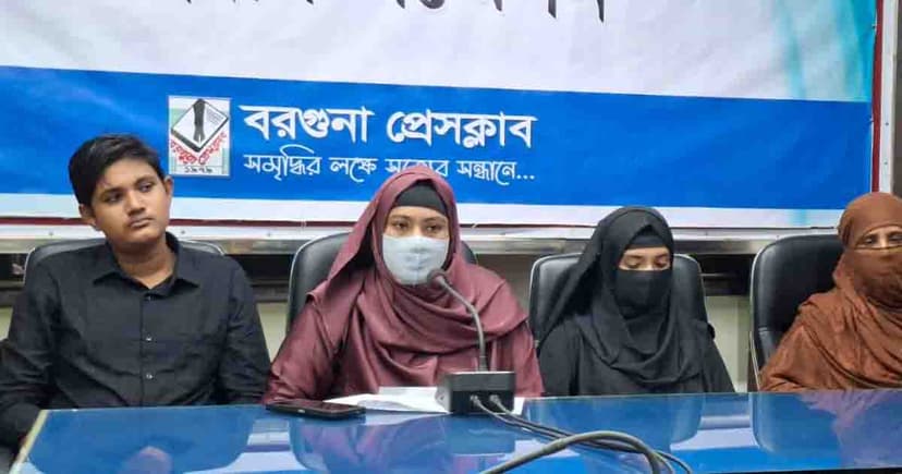 বরগুনায় দুই সন্তানকে নিয়ে বাঁচার আকুতি মিতু শারমিনের