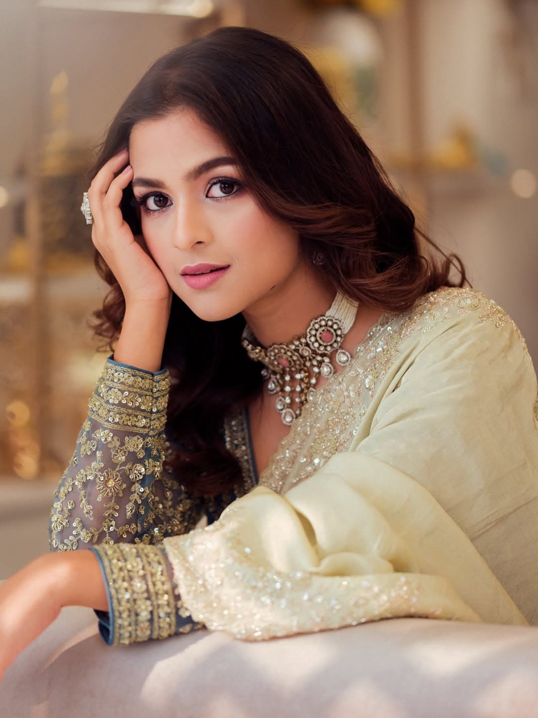 চোখে সফট টোনের আইশ্যাডো আর কাজল–আইলাইনারে সেজেছেন এই সুন্দরী অভিনেত্রী।