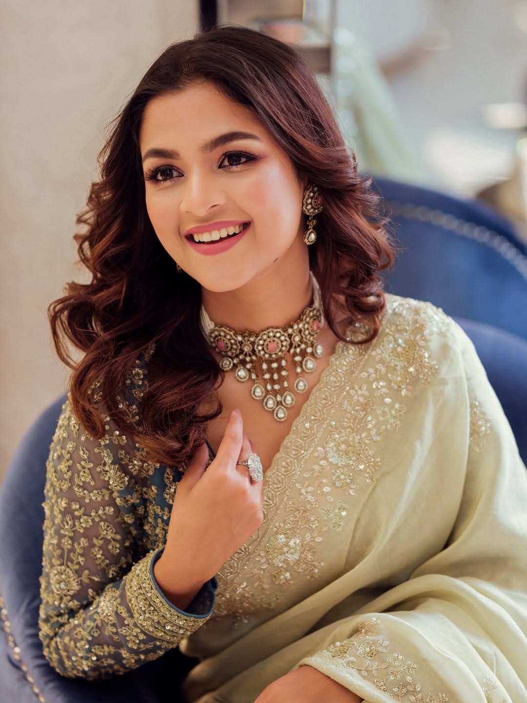শাড়ির সঙ্গে ফুল স্লিভ শিয়ার ফেব্রিক ব্লাউজ বেছে নিয়েছেন অভিনেত্রী।