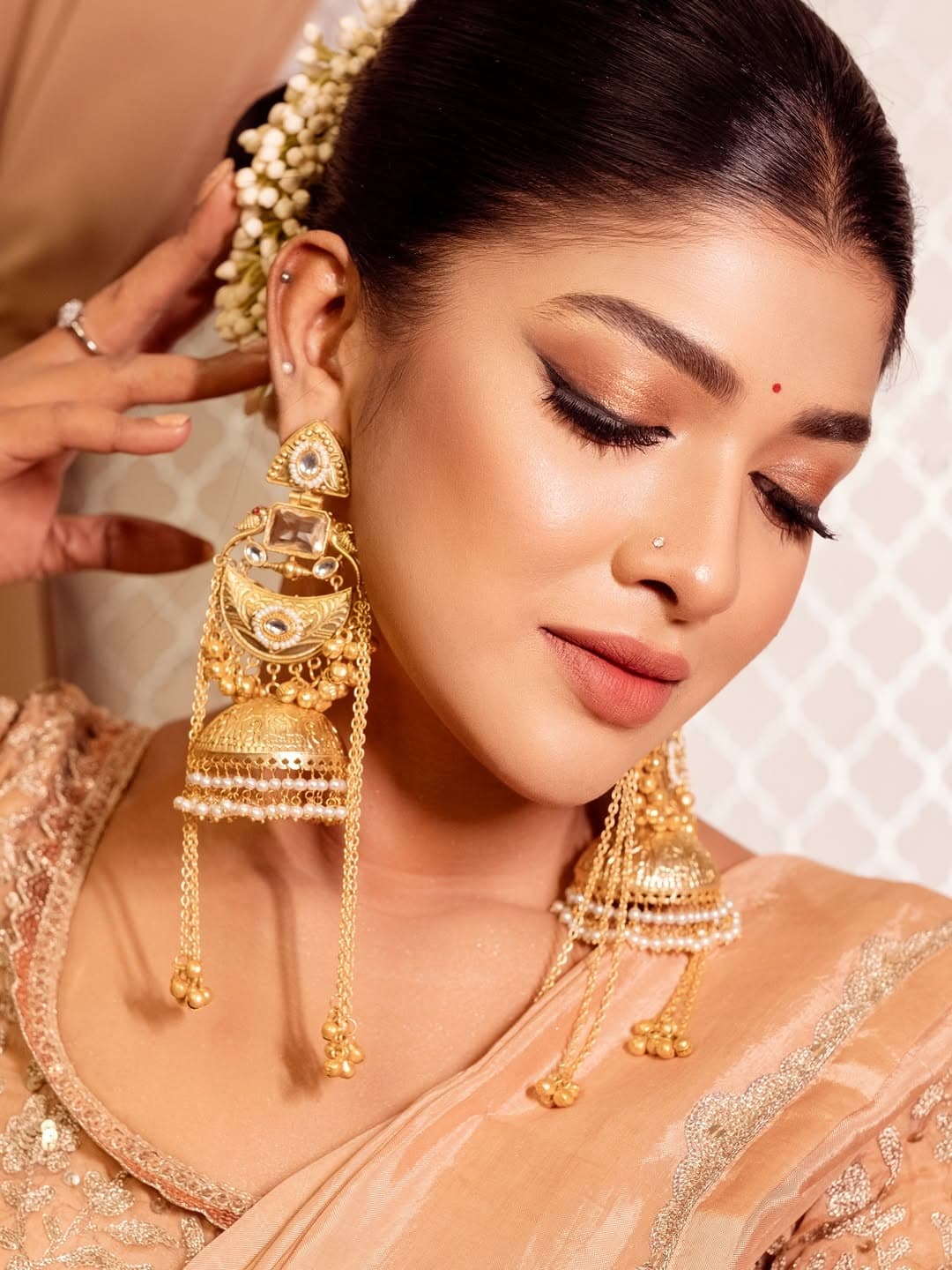 সফট গ্ল্যাম মেকওভার, স্টেটমেন্ট গয়না আর সোনালি কারুকাজের ন্যুড ফেব্রিকের শাড়ি ব্লাউজে সারিকার গোল্ডেন টাচের লুকটি মুগ্ধ করেছে সবাইকে।