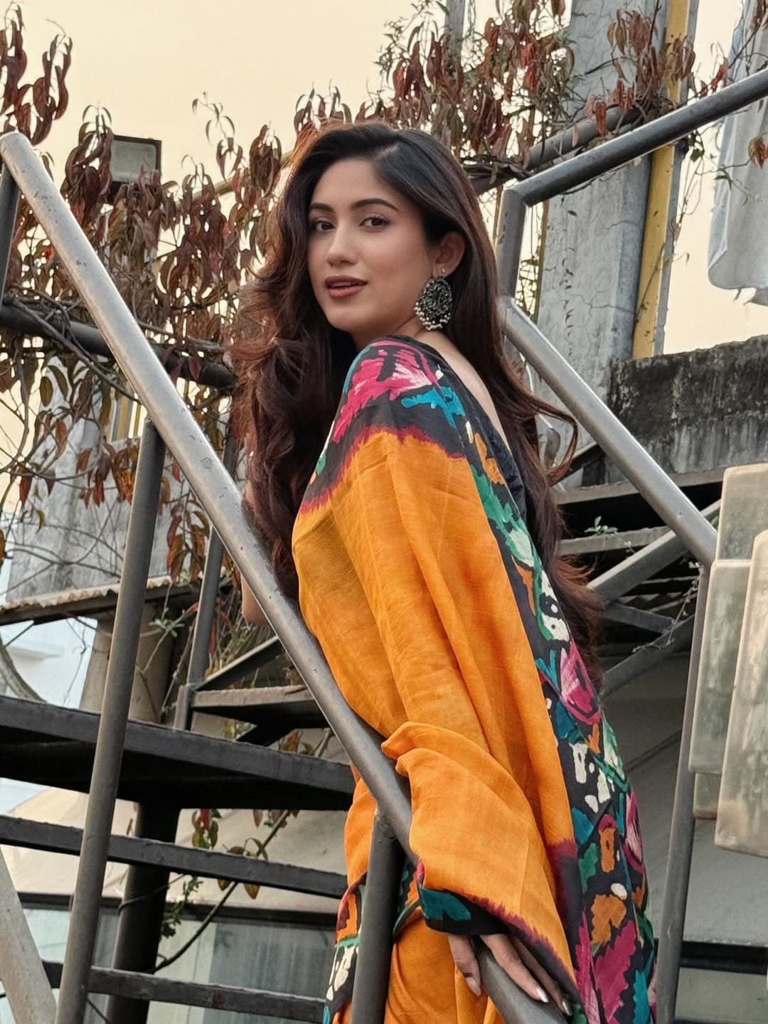 মায়ের শাড়ি পরে বসন্ত বরণ করেছেন সাফা কবির।