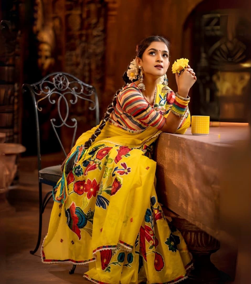 বসন্ত সাজে ফাগুন শুভেচ্ছা জানিয়েছেন সাদিয়া আয়মান।