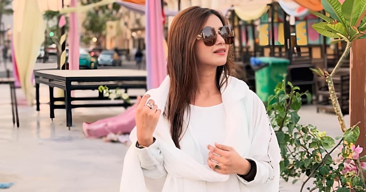 শ্বেতশুভ্র পোশাকে তানজিন তিশা