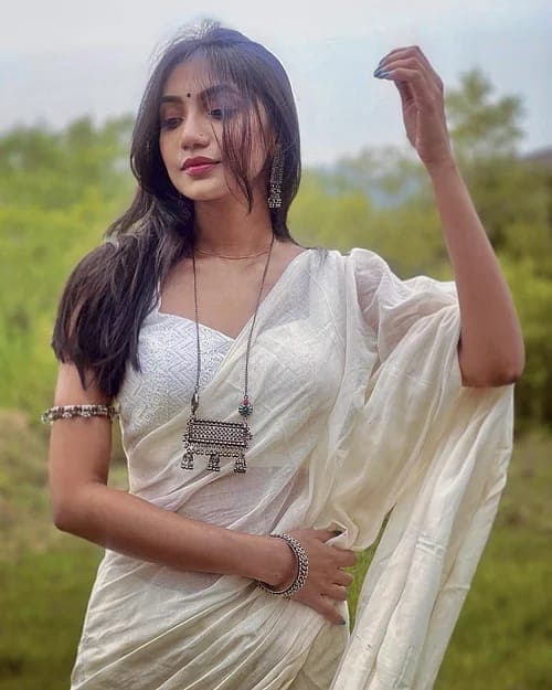সুনেরাহ বিনতে কামাল পরেছেন তাঁতের একরঙা সাদা সুতির শাড়ির সঙ্গে ম্যাচিং ব্লাউজ।