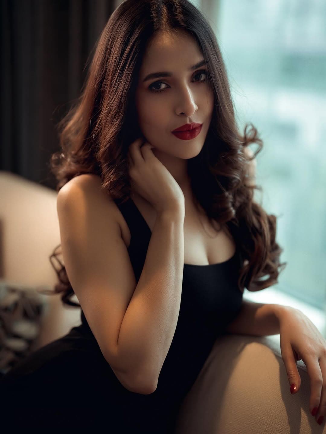 স্লিভলেস কালো ড্রেসের সঙ্গে রেড লিপকালার এই লুকে আবেদন কাড়ছেন তিনি।