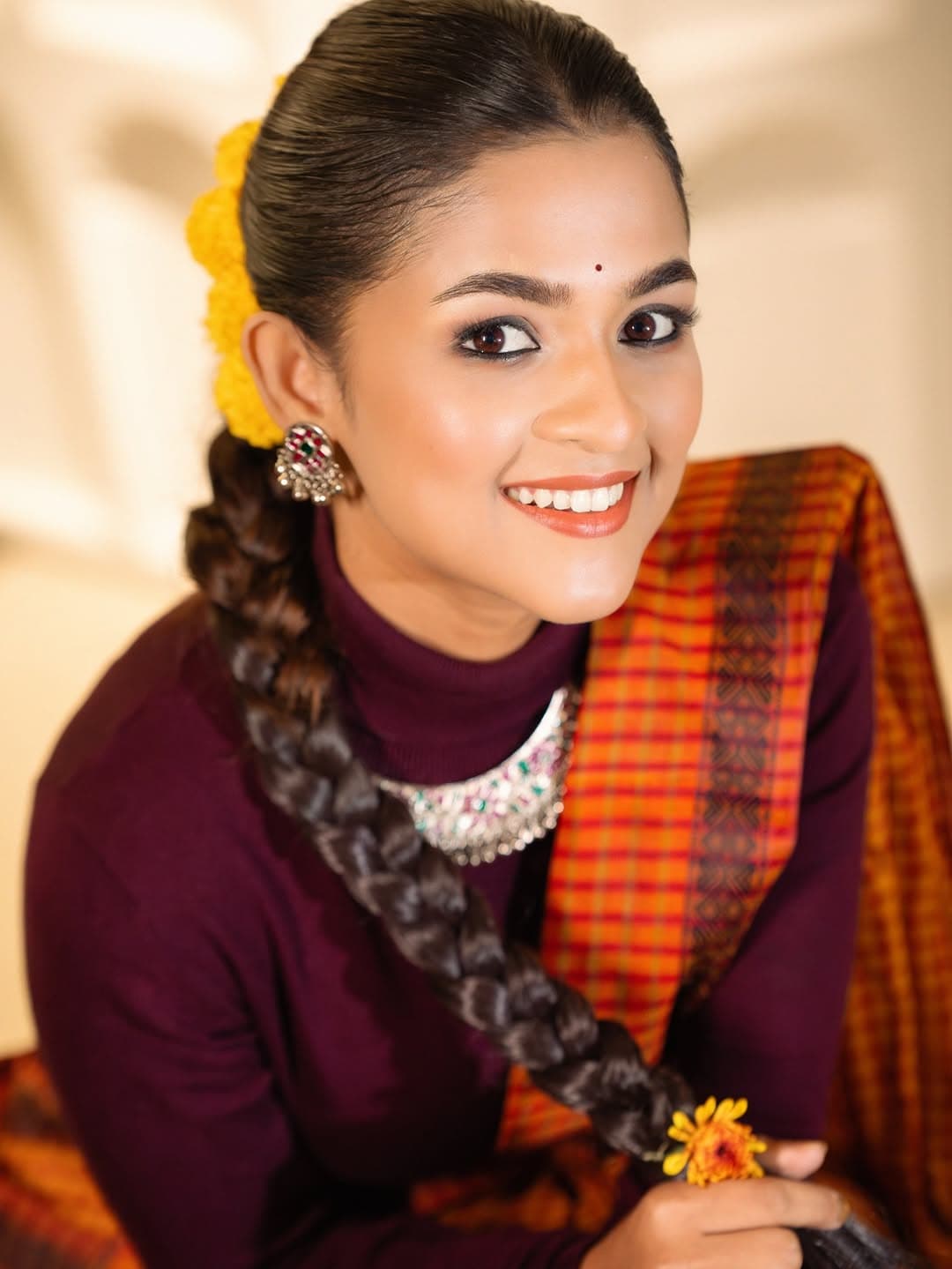 লাল-কমলা রঙের ঐতিহ্যবাহী গামছা শাড়িতে আধুনিক স্টাইলিংয়ের নিখুঁত মেলবন্ধন তৈরি করেছেন সাদিয়া।