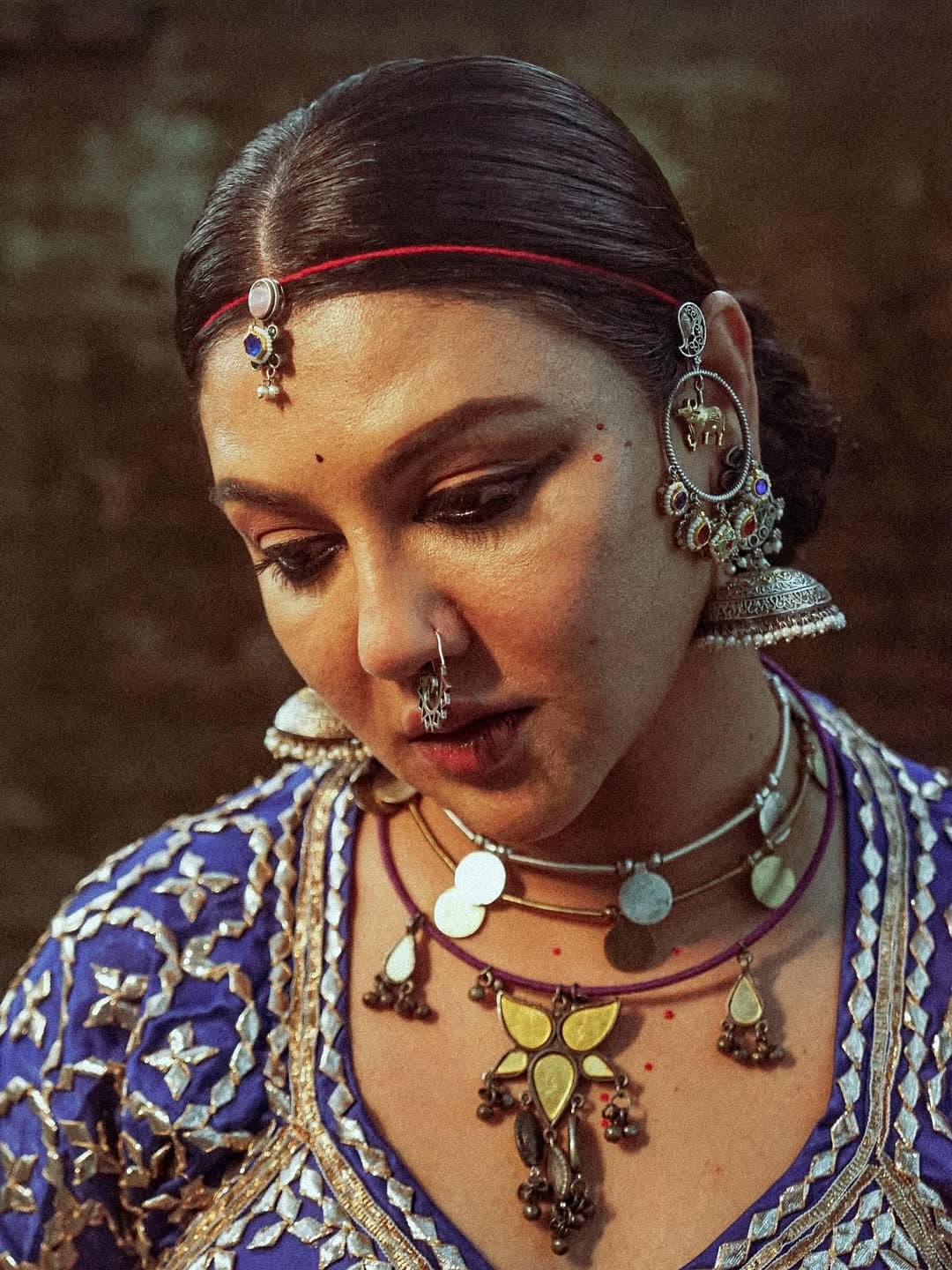 নীল রঙের কারুকাজ করা ব্লাউজ এবং গাঢ় গোলাপি পাড়ের শাড়িতে লাস্যময়ী হয়ে ওঠেন জয়া।