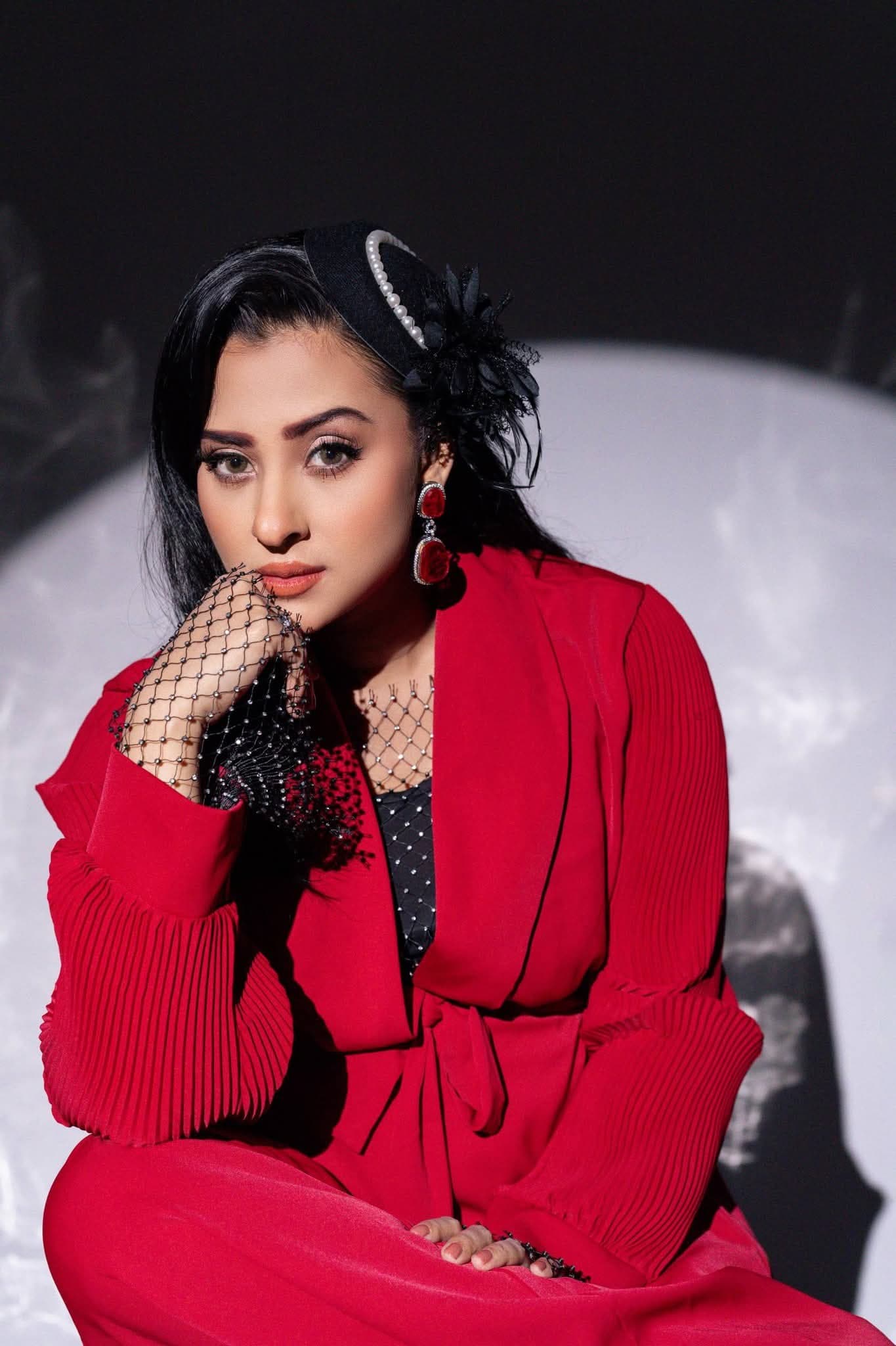 কাজের ফাঁকে নায়িকার ফ্যাশন সেন্স বরাবরের মতোই ভক্তদের মাঝে নজর কাড়ছে।
