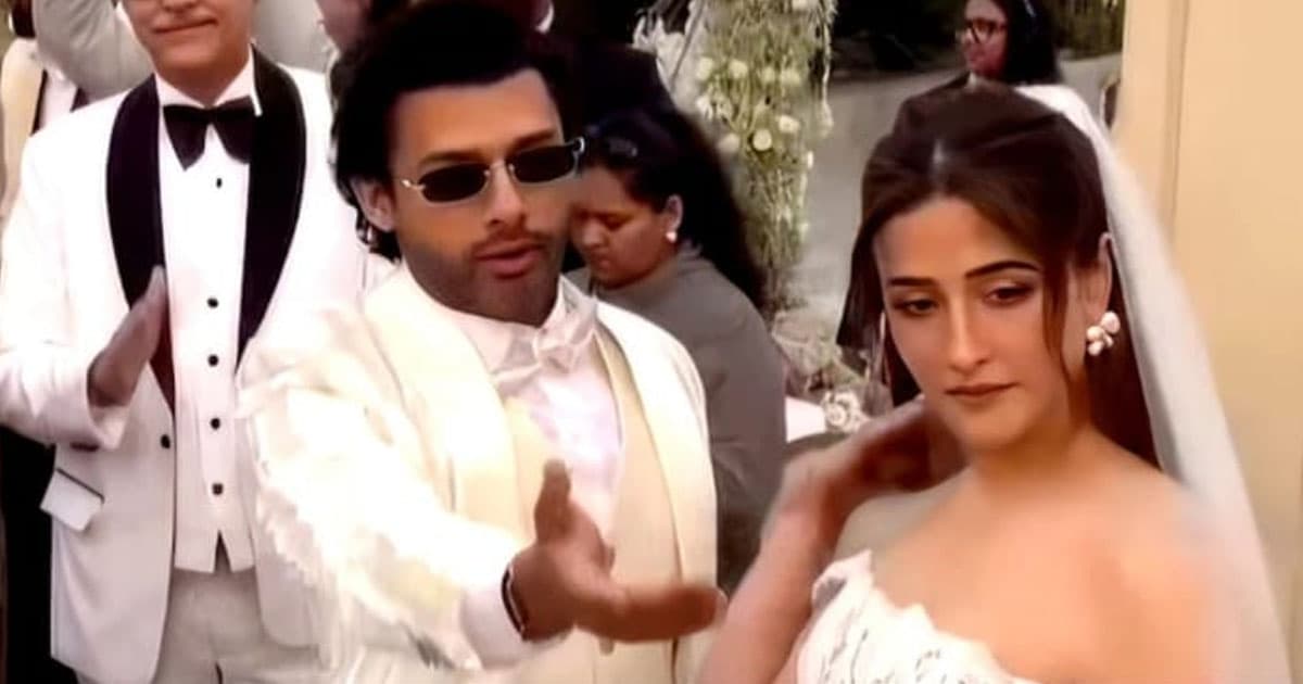 বিয়েতে নূপুর পরেছেন সাদা রঙের গাউন। যার অফ-শোল্ডার স্লিভ ও সূক্ষ্ম ফুলের লেস ডিটেইলিং তাকে করেছে আরো রোমান্টিক, দিয়েছে সফট লুক।