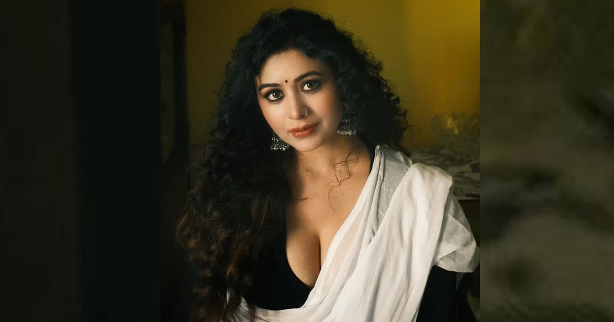 ব্ল্যাক অ্যান্ড হোয়াইট চার্মে ঋতাভরী