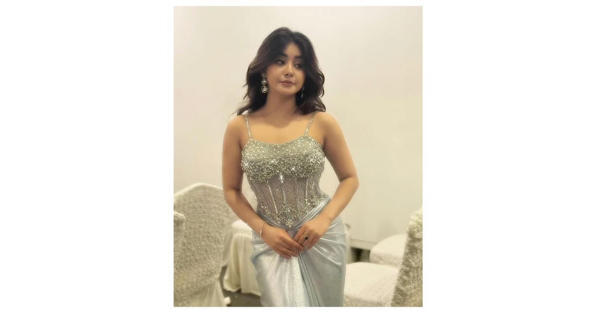 ঝিলিমিলি সিকুইন দেওয়া বডিকন গাউনে ধরা দেন; যেখানে তাকে অত্যন্ত গ্ল্যামারাস ও লাস্যময়ী লুকে দেখা যায়।