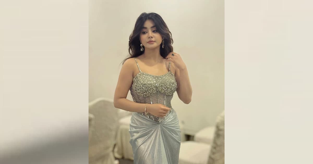 বিবাহবার্ষিকী উপলক্ষে স্যোশাল মিডিয়ায় নিজের নজরকাড়া লুকে সামনে এসেছেন রোজা আহমেদ।