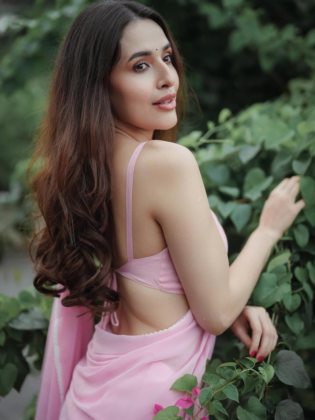 হালকা গোলাপি শিফন শাড়ির সঙ্গে একই রঙের স্লিভলেস ব্লাউজে আরও কোমল ও আবেদনময়ী দেখাচ্ছে তাঁকে।