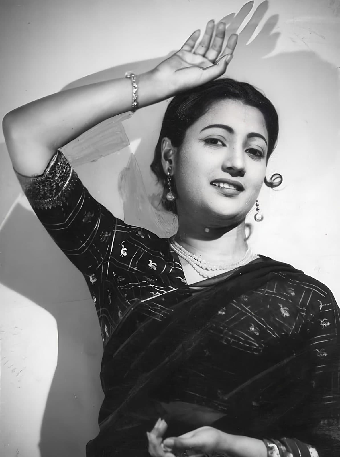 ১৯৫২ সালে ‘শেষ কোথায়’ ছবির মাধ্যমে চলচ্চিত্রে অভিষেক, তবে উত্তম কুমারের বিপরীতে ১৯৫৩ সালে মুক্তিপ্রাপ্ত ‘সাড়ে চুয়াত্তর’ সিনেমাই তাকে এনে দেয় ব্যাপক পরিচিতি।