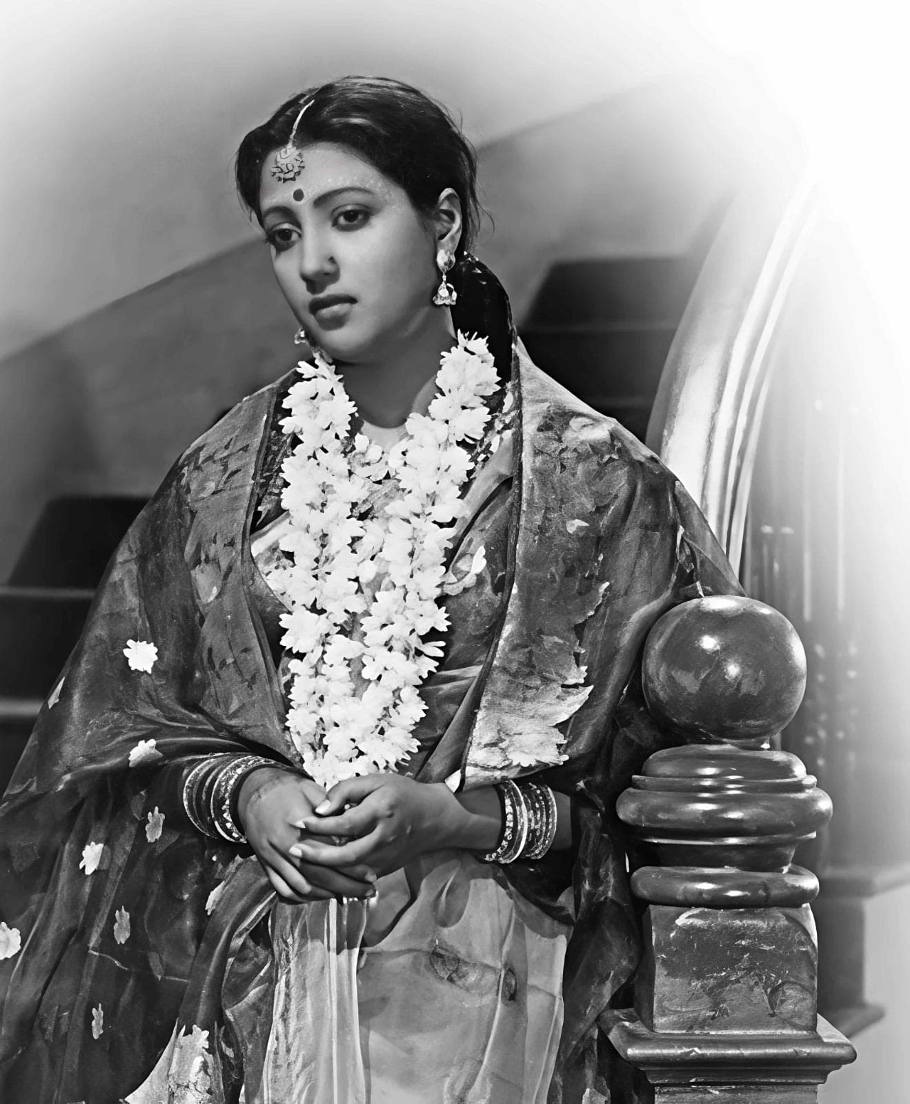 হিন্দি চলচ্চিত্রে তার অভিষেক ঘটে ১৯৫৫ সালে ‘দেবদাস’ ছবির মাধ্যমে।