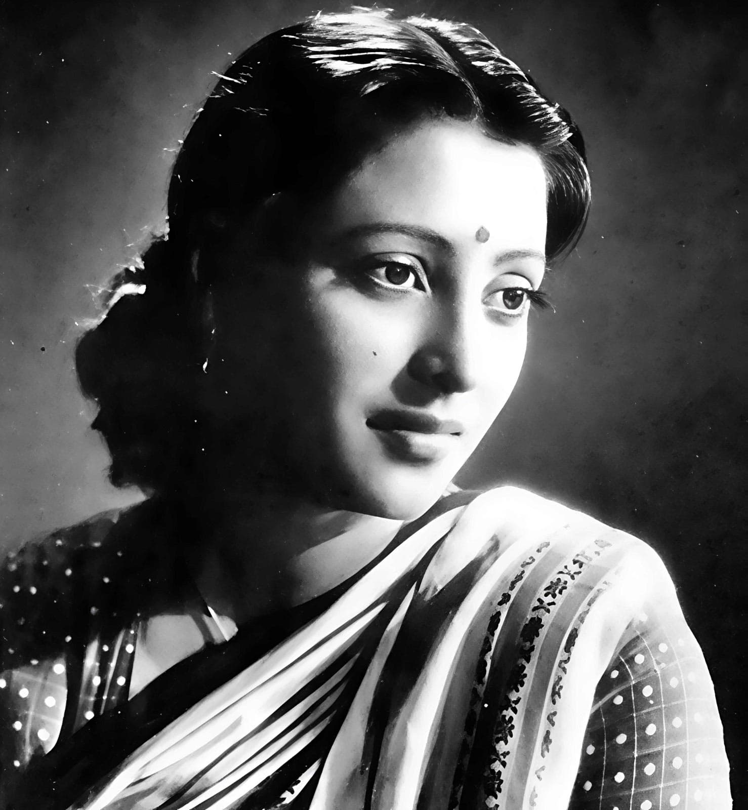 ১৯৬৩ সালে ‘সাত পাকে বাঁধা’ ছবিতে অনবদ্য অভিনয়ের জন্য মস্কো আন্তর্জাতিক চলচ্চিত্র উৎসবে তিনি ‘সিলভার প্রাইজ ফর বেস্ট অ্যাকট্রেস’ লাভ করেন। ১৯৭২ সালে ভারত সরকার তাকে পদ্মশ্রী সম্মানে ভূষিত করে।