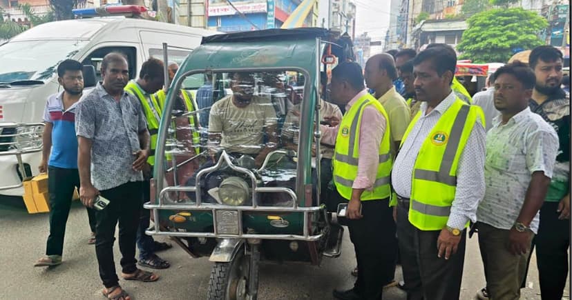 অটোরিকশার অতিরিক্ত ভাড়া আদায় বন্ধে মাঠে রাসিক