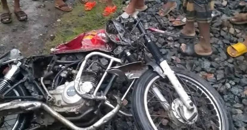 চুয়াডাঙ্গায় ট্রেনের ধাক্কায় দুই মোটরসাইকেল আরোহী নিহত
