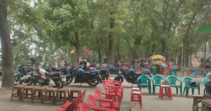 হকার ও বেপরোয়া যানের দখলে ময়মনসিংহের জয়নুল উদ্যান