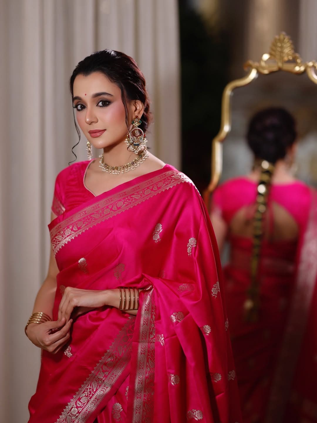 ম্যাজেন্টা রঙের বেনারসি শাড়িতে সাবিলাকে দেখাচ্ছিল অপূর্ব।